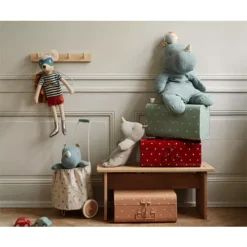 Maileg Decoratiekoffer 35 Cm - Roségoud Met Stippen -Maileg Winkel 19 1533 00 maileg decoratiekoffer 35 cm rood met stippen ilovespeelgoed.nl 1 1