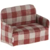 Maileg Poppenhuisbank Rood Geruit - 11 Cm -Maileg Winkel bank rood wit