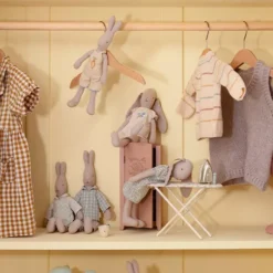 Maileg Knuffelkonijn Tuinbroek - Maat 1 - 27 Cm 5 Maileg Knuffelkonijn Tuinbroek - Maat 1 - 27 Cm -Maileg Winkel image 1