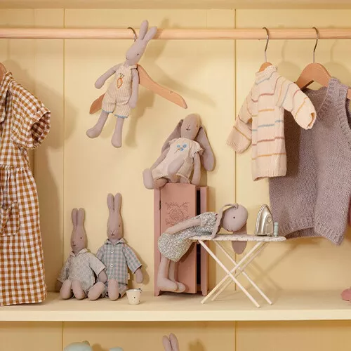 Maileg Knuffelkonijn Tuinbroek - Maat 1 - 27 Cm 4 Maileg Knuffelkonijn Tuinbroek - Maat 1 - 27 Cm - Image 2