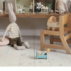 Maileg Poppenhuiswieg Blauw - 10 Cm -Maileg Winkel maileg poppenhuiswieg blauw 6 cm 1