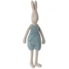 Maileg Knuffelkonijn Gebreide Tuinbroek - Maat 4 - 62 Cm -Maileg Winkel maileg knuffelkonijn gebreide tuinbroek maat 4 62 cm 1
