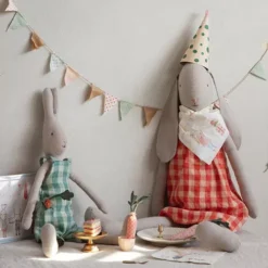 Maileg Knuffelkonijn Geruite Jurk - Maat 5 - 64 Cm -Maileg Winkel maileg knuffelkonijn geruite jurk maat 5 64 cm 4