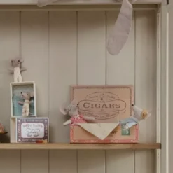 Maileg Knuffelmuis Vader En Moeder In Sigarendoosje Ruitjespyjama - 15 Cm -Maileg Winkel maileg knuffelmuis vader en moedermuis in sigarendoosje ruitjespyjama3