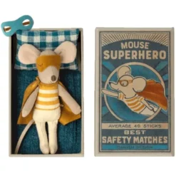 Maileg Knuffelmuis Kleine Broer In Luciferdoosje - Superheld - 10 Cm -Maileg Winkel maileg knuffelmuis grote broer superheld2