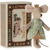 Maileg Knuffelmuis Kleine Zus - Prinses In Luciferdoosje - 10 Cm 1 Maileg Knuffelmuis Kleine Zus - Prinses In Luciferdoosje - 10 Cm -Maileg Winkel maileg knuffelmuis grote zus prinses