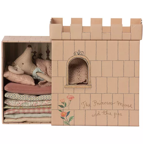 Maileg Knuffelmuis Grote Zus - Prinses Op De Erwt - Blauwe Jurk - 17 Cm 3 Maileg Knuffelmuis Grote Zus - Prinses Op De Erwt - Blauwe Jurk - 17 Cm