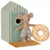 Maileg Knuffelmuis Kleine Broer - Strandhokje - 11 Cm -Maileg Winkel maileg knuffelmuis kleine broer strandhut