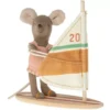 Maileg Knuffelmuis Kleine Zus - Windsurfer - 11 Cm -Maileg Winkel maileg knuffelmuis kleine zus windsurfer