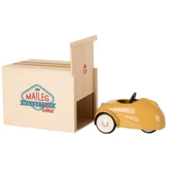 Maileg Knuffelmuis Kleine Broer Met Garage En Auto - Geel - 10 Cm -Maileg Winkel maileg poppenauto geel 1