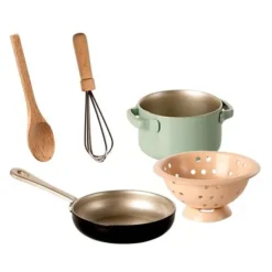 Maileg Poppenhuis Fornuis Met Kookgerei - 8 Cm -Maileg Winkel maileg poppenfornuis 1