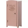 Maileg Poppenhuis Kast Lichtroze - 23 Cm 1 Maileg Poppenhuis Kast Lichtroze - 23 Cm -Maileg Winkel maileg poppenhuis kast lichtroze 23 cm 1