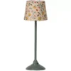 Maileg Poppenhuis Schemerlamp - Donkergroen - 22 Cm -Maileg Winkel maileg poppenhuis schmerlamp donkergroen