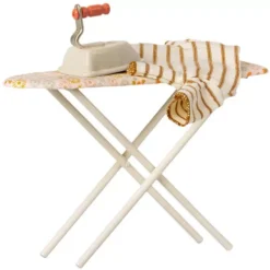 Maileg Poppenhuis Strijkplank Met Strijkbout - 14 Cm -Maileg Winkel maileg poppenhuis strijkplank met strijkbout 14 cm 2