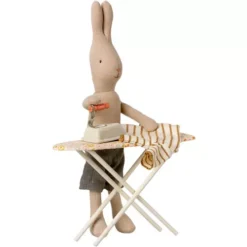 Maileg Poppenhuis Strijkplank Met Strijkbout - 14 Cm -Maileg Winkel maileg poppenhuis strijkplank met strijkbout 14 cm 3