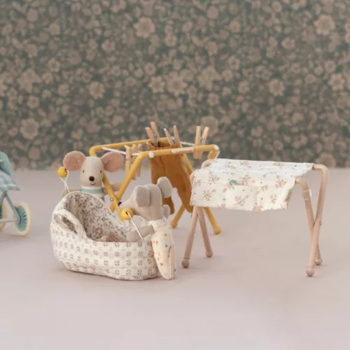 Maileg Poppenhuis Verzorgingstafel Rose - Babymuis - 7,5 Cm - Afbeelding 2