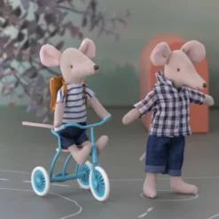 Maileg Poppenkleding Grote Broer - Kledingset En Rugzak -Maileg Winkel maileg poppenkleding grote broer kledingset en rugzak 1