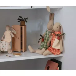 Maileg Poppenkleding Geruite Overall Met Wortel - Knuffelkonijn - Maat 3 -Maileg Winkel maileg poppenkleding knuffelkonijn tuinbroek met wortel knuffelkonijn maat 3 4
