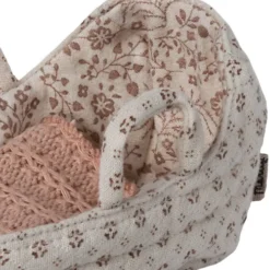 Maileg Poppenreiswieg Babymuis - 11 Cm -Maileg Winkel maileg poppenreiswieg babymuis 11 cm 3