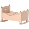Maileg Poppenhuiswieg Roze - 10 Cm -Maileg Winkel maileg poppenwieg roze 10 cm 1