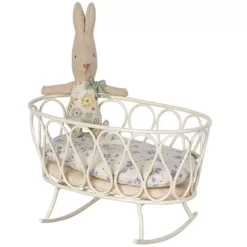 Maileg Poppenwieg Wit Met Slaapzak - Blauw - My - 14,5 Cm -Maileg Winkel maileg poppenwieg wit met slaapzak blauw my 14 5 cm 2