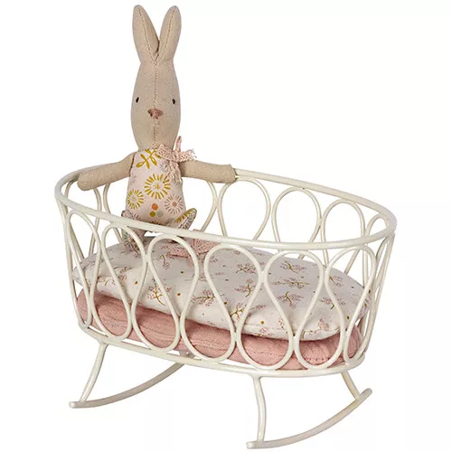 Maileg Poppenwieg Wit Met Slaapzak - Roze - My - 14,5 Cm - Afbeelding 2