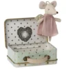 Maileg Knuffelmuis Kleine Zus In Koffertje Angel - 11 Cm -Maileg Winkel muis in koffertje angelq